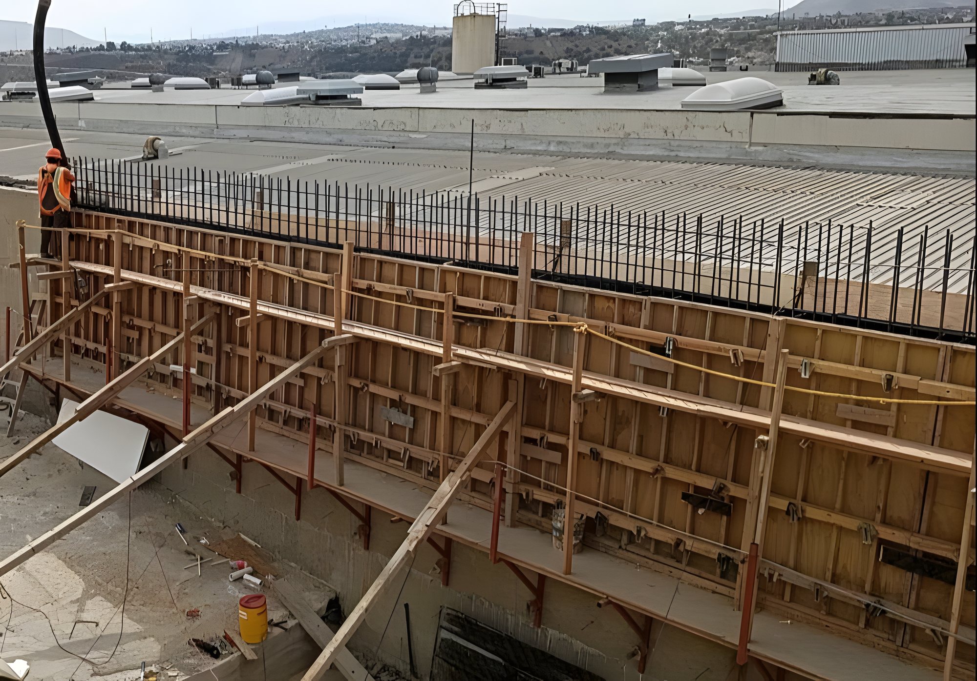 Muro de contención en construcción, Tijuana